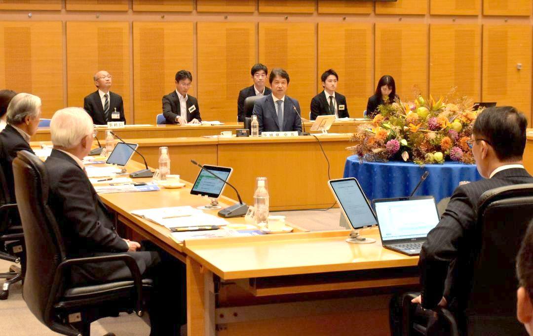 地方分権などについて議論を交わす各都県知事ら=つくば市竹園