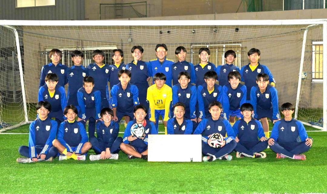 関東リーグ2部への昇格を決めたカシマアカデミーFCジュニアユースの選手たち=鹿嶋市田野辺