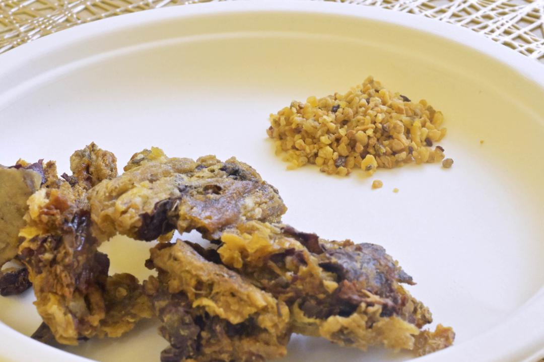 干し芋の残渣(手前)を粒状にしたものを餌の一部に使用