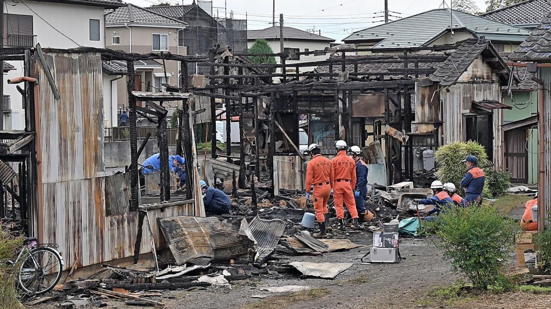 住宅3棟を全焼し、2棟の一部も焼いた火災現場=牛久市牛久町
