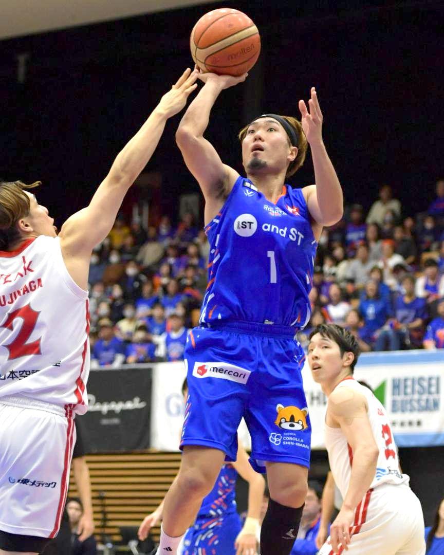 ロボッツ-富山　第2クオーター、シュートを決めるロボッツの小島(中央)=かみす防災アリーナ
