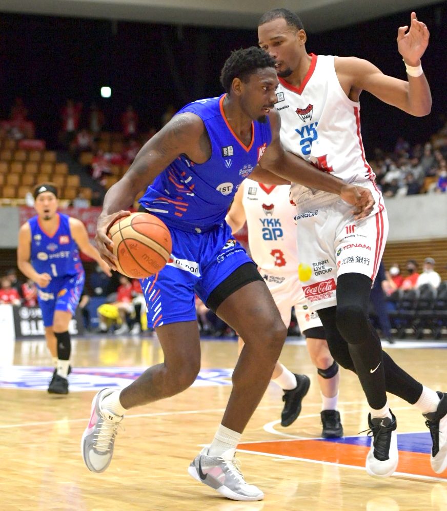 ロボッツ-富山　第2クオーター、ドリブルで攻め込むロボッツのフランクス(左)=かみす防災アリーナ