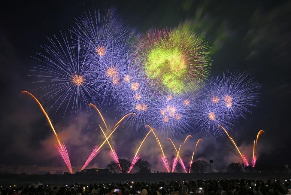 初開催から100年を迎えた土浦全国花火競技大会で、夜空を彩るワイドスターマイン=1日、土浦市の桜川畔