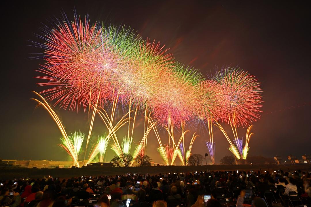 100周年を迎えた土浦全国花火競技大会で、夜空を彩るワイドスターマイン=1日、土浦市の桜川畔
