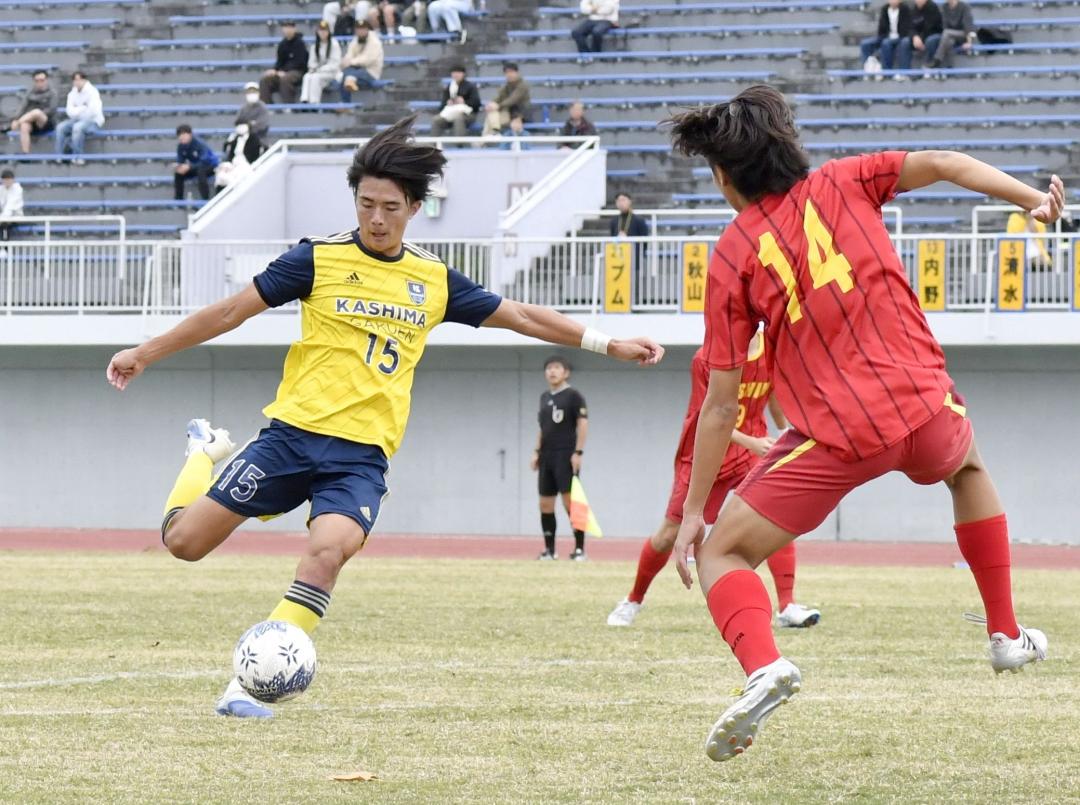 鹿島学園―牛久栄進　前半36分、シュートを放つ鹿島学園の渡部=水戸信用金庫スタジアム