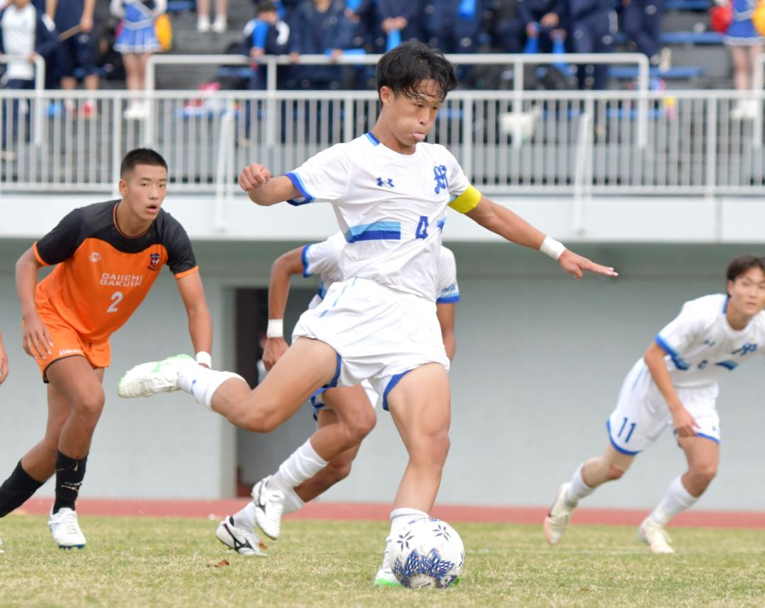 第一学院-明秀日立　後半39分、明秀日立の久保が勝ち越しのPKを決める=水戸信用金庫スタジアム