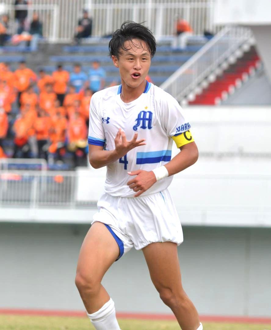 鹿島学園-牛久栄進　前半36分、シュートを放つ鹿島学園の渡部=水戸信用金庫スタジアム
