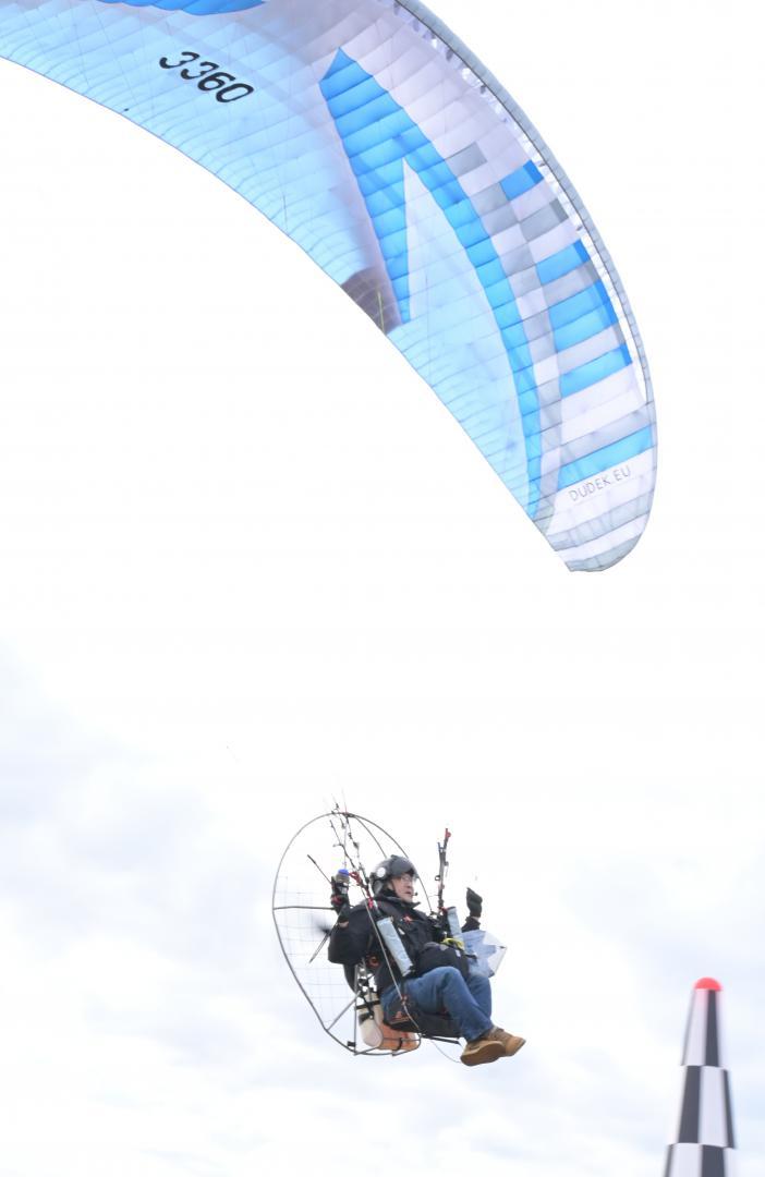 大空へ飛び立つ選手=那珂市戸