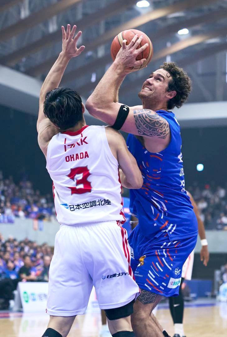 ロボッツ-富山　32得点を挙げ自身のB1最多得点を更新したロボッツのジェイコブセン(右)=かみす防災アリーナ(©B.LEAGUE)