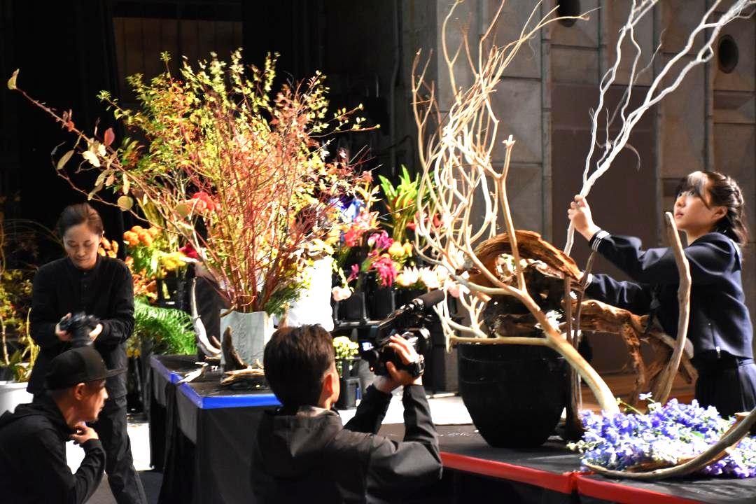 決勝戦でダイナミックに枝物や花を生けていく高校生=水戸市千波町
