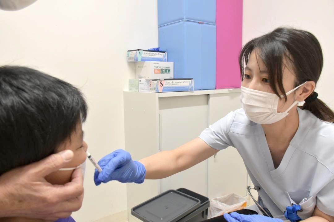 フルミストの予防接種を受ける子ども(左)=笠間市南友部