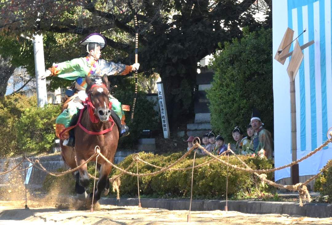 馬上から矢を放ち的に命中させる射手=笠間市笠間