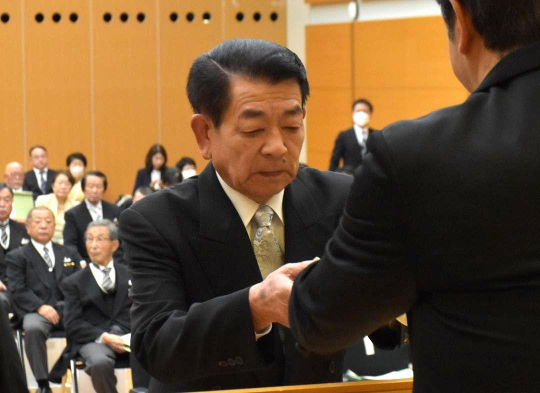 大井川和彦知事から勲章を受け取る受章者=県庁