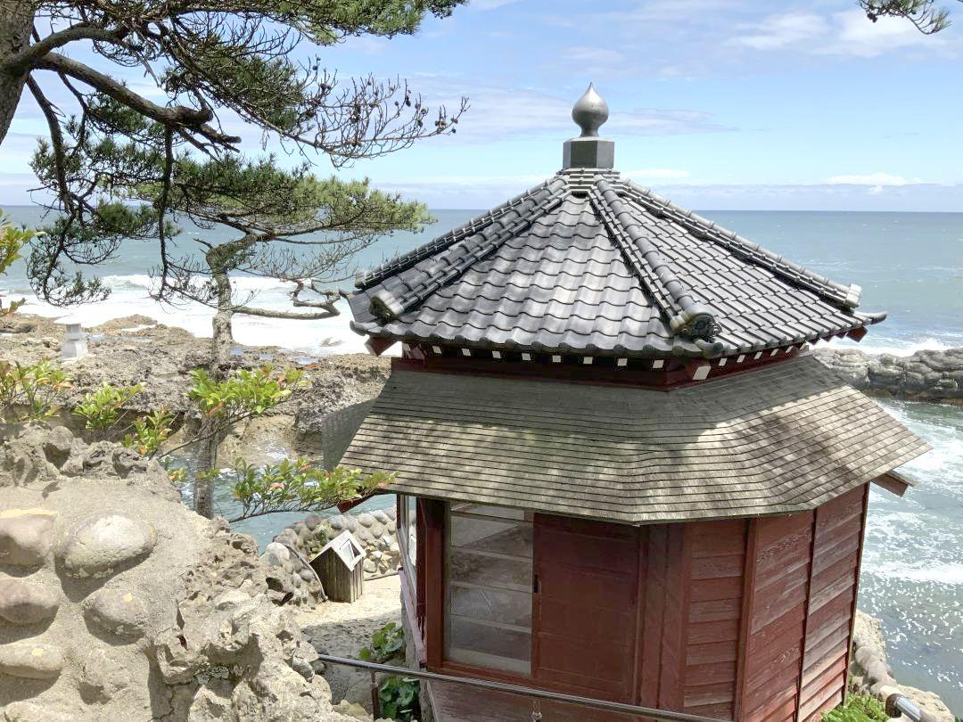 塩害や経年による劣化が進む六角堂=北茨城市大津町、茨城大提供