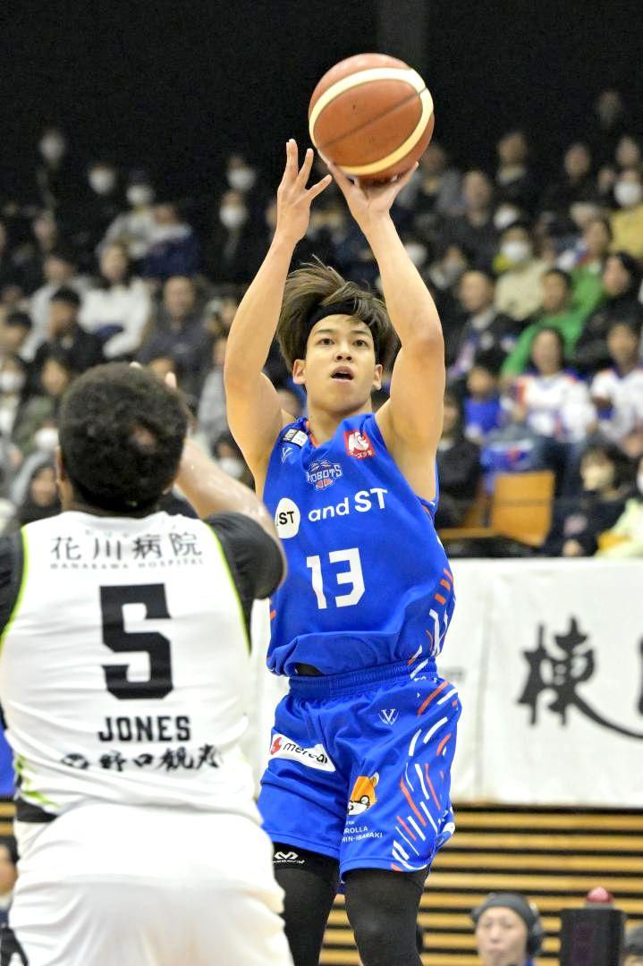 ロボッツ-北海道　第1クオーター、3点シュートを決めるロボッツの中村(右)=かみす防災アリーナ