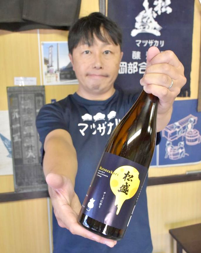 レシピを基に造られた「松盛　チーズに合う日本酒」=常陸太田市小沢町