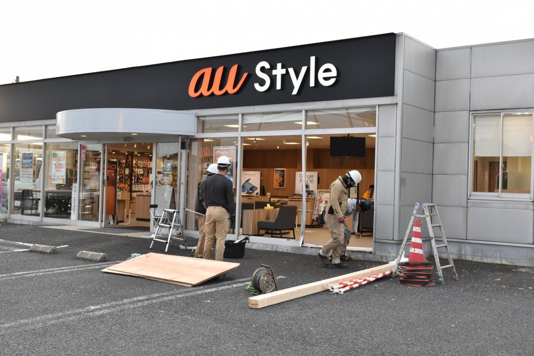 ガラス張り外壁を破り乗用車が突っ込んだ店舗=6日午後4時ごろ、古河市駒羽根