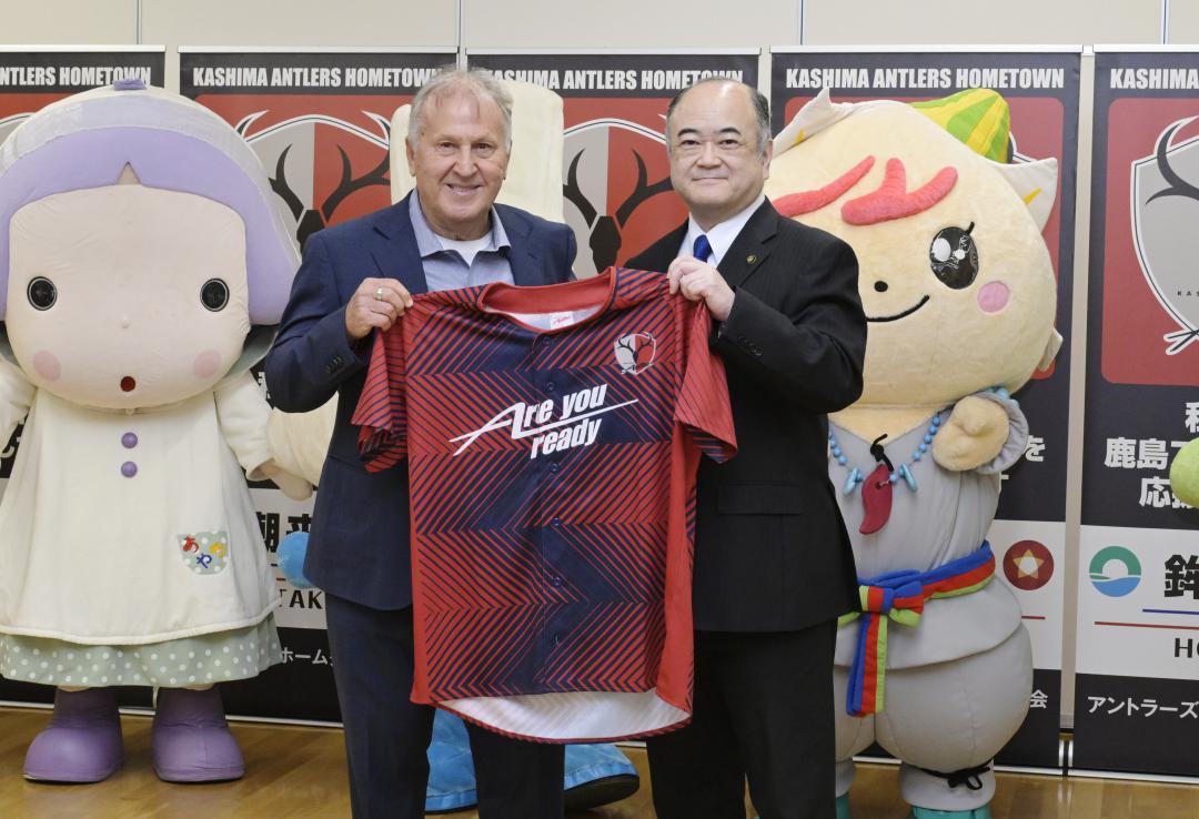 新しいデザインのシャツを田口伸一鹿嶋市長に贈呈するジーコさん(左)=同市平井