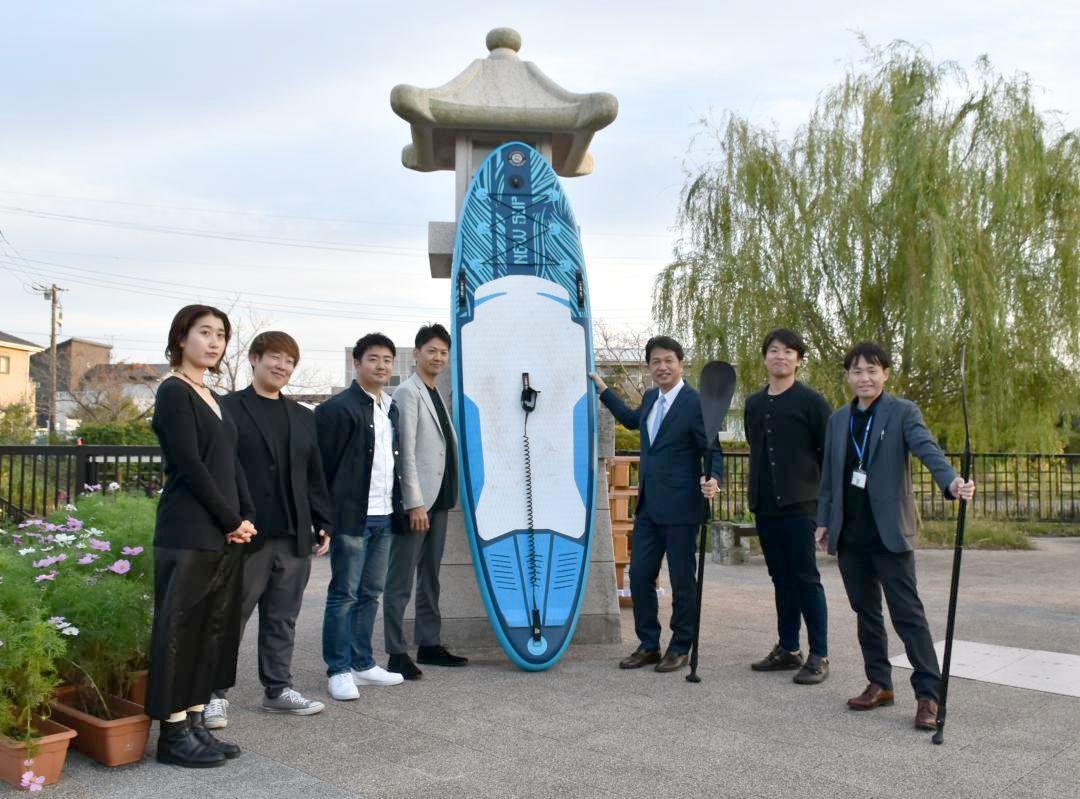 大井川和彦知事(右から3人目)と意見交換したいたこミズベデザインの関係者=潮来市潮来