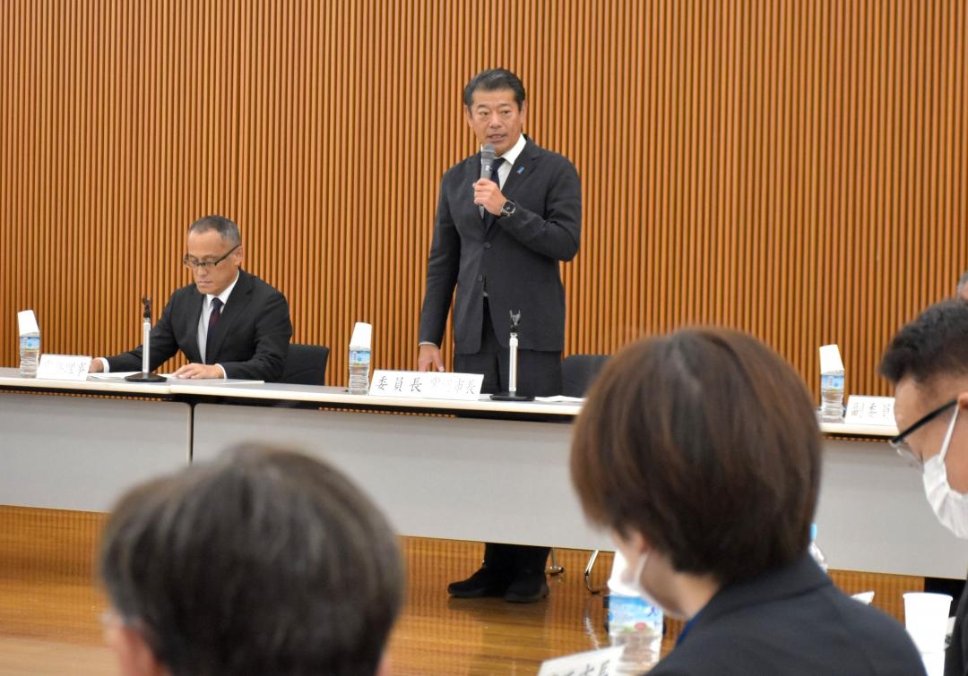 外国人共生に関する特別委員会であいさつする神達岳志委員長=水戸市笠原町