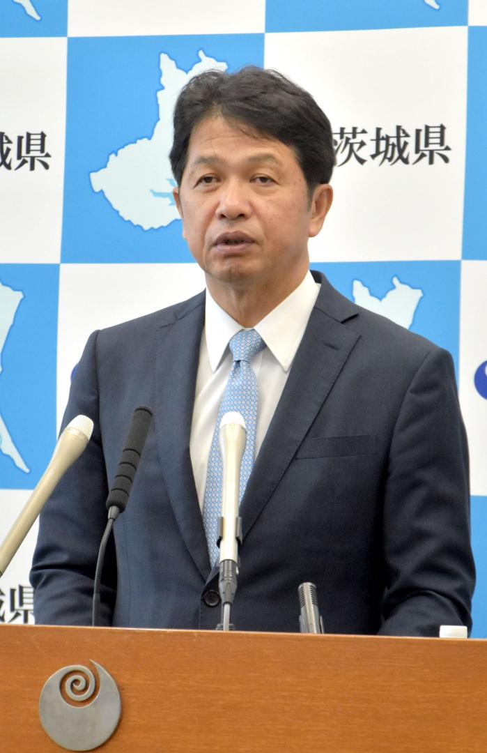 ガソリン税の暫定税率廃止に伴う税収について説明する大井川和彦知事=県庁