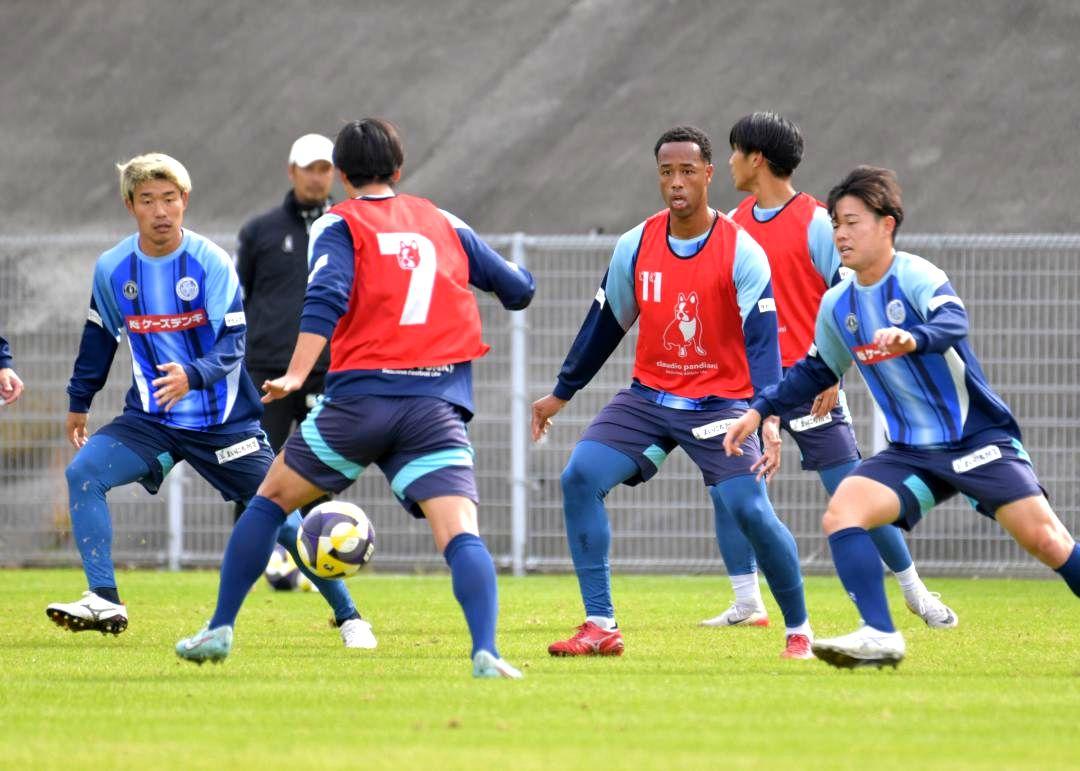 大宮戦に向け、練習に励むJ2水戸の選手たち=アツマーレ