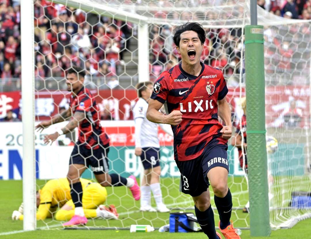 鹿島-横浜FC　後半20分、チーム2点目のゴールを決めて喜ぶ鹿島・知念=メルカリスタジアム