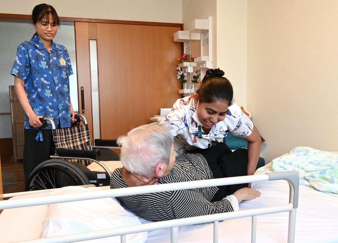 筑西市の特養で利用者を介護するインド出身とベトナム出身の女性たち=5月28日、同市下平塚