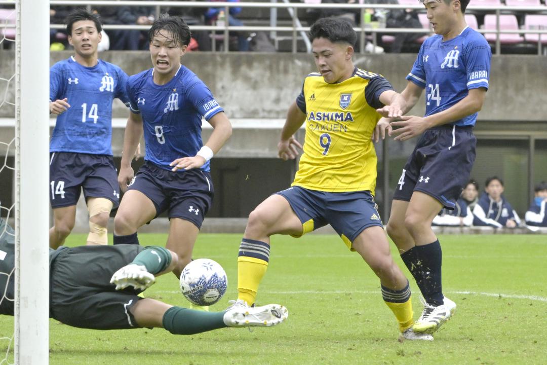 鹿島学園-明秀日立　前半30分、ボールを押し込み追加点を決める鹿島学園・内海=メルカリスタジアム