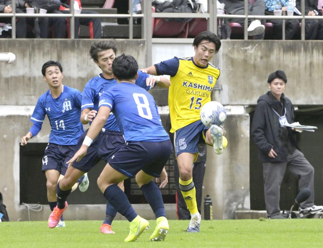 鹿島学園-明秀日立　前半26分、相手からボールを奪う鹿島学園・渡部=メルカリスタジアム