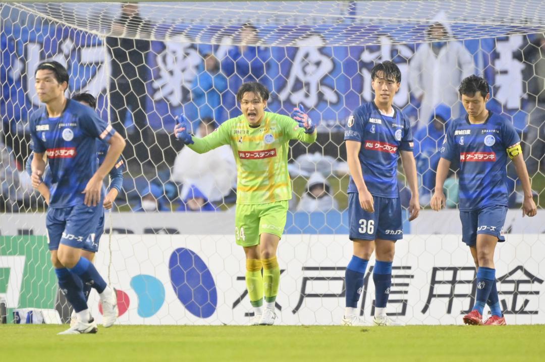 水戸―大宮　後半42分、2点目のゴールを奪われ、肩を落とす仲間に声をかける水戸のGK西川(左から2人目)＝11月9日、ケーズデンキスタジアム水戸