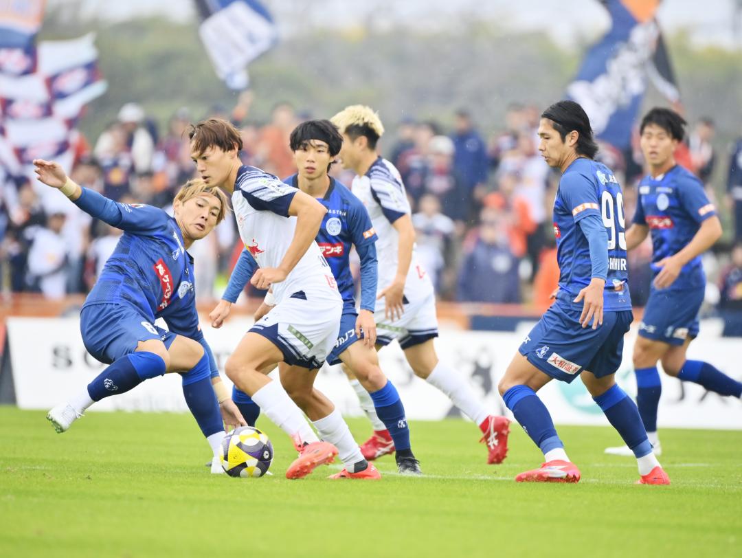 水戸―大宮　前半、ボールに詰める水戸・飯田（左）＝11月9日、ケーズデンキスタジアム水戸