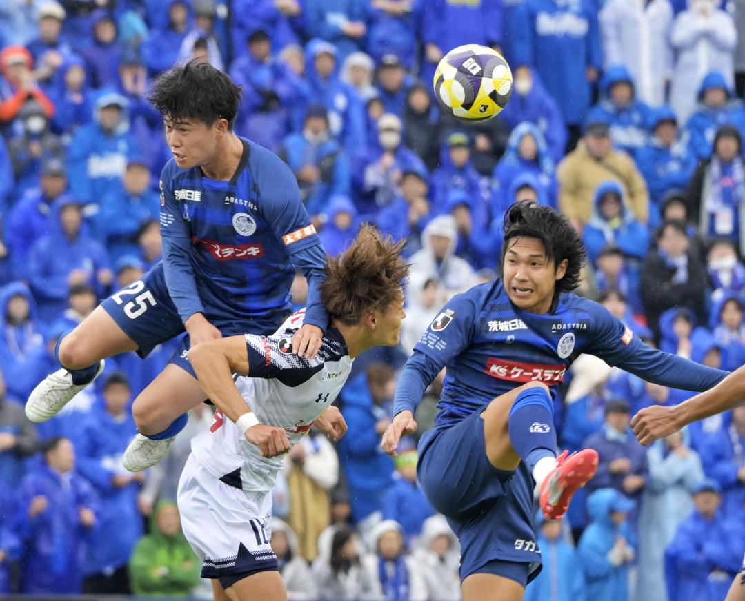 水戸―大宮　前半、相手と競り合う水戸・多田（左）と加藤（右）＝11月9日、ケーズデンキスタジアム水戸
