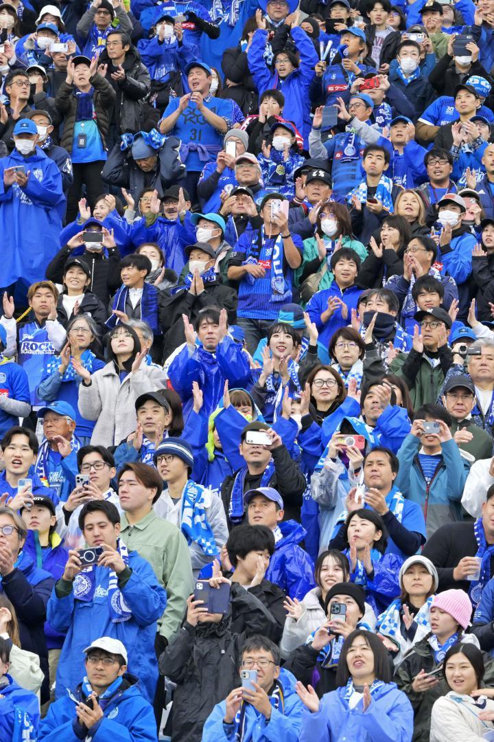 選手に声援を送るJ2水戸のサポーター=9日、水戸市小吹町