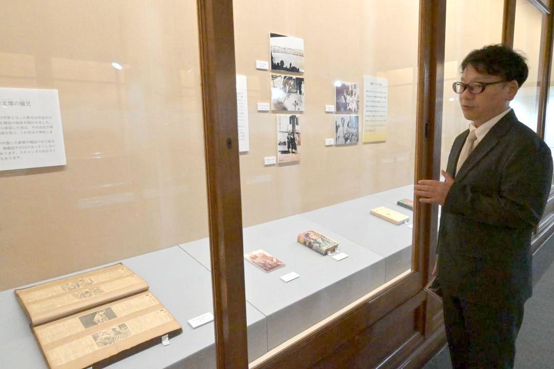 直筆原稿や写真、新聞記事など多様な資料で群司次郎正を紹介する展示=大洗町磯浜町