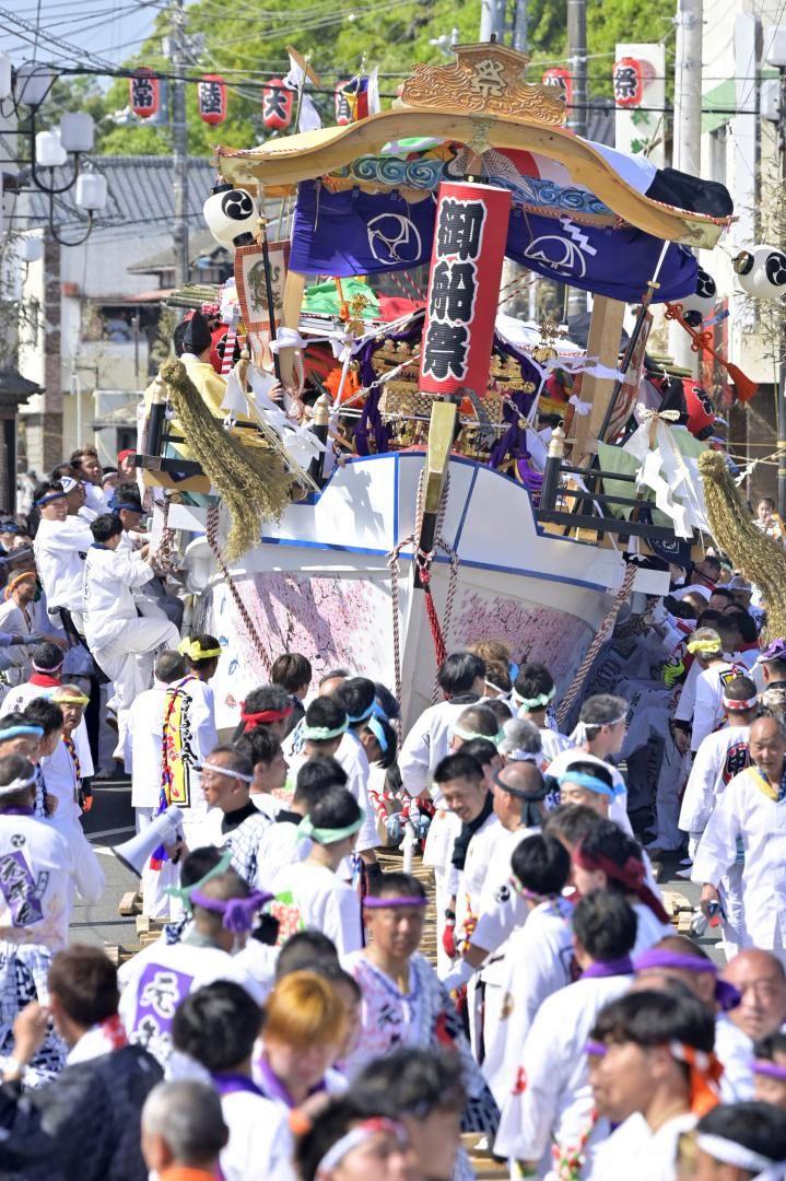 常陸大津の御船祭で、左右に大きく揺れながら街中を駆け抜ける神船=2024年5月3日、北茨城市大津町