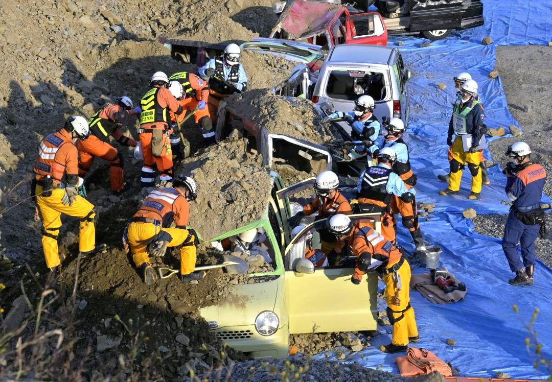 土砂崩れに巻き込まれた車から運転手らを救出する訓練=12日、土浦市小高