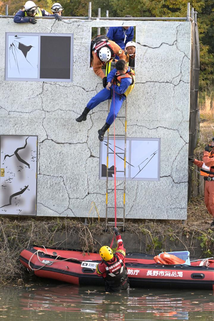 水害で孤立した家屋から住人を救助する訓練=ひたちなか市東石川の陸上自衛隊勝田小演習場
