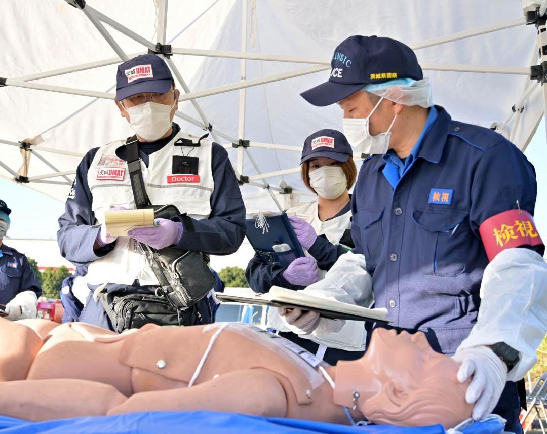 県警捜査1課の検視官(右)が医師に遺体の状態を説明し、検案を行う訓練=ひたちなか市新光町