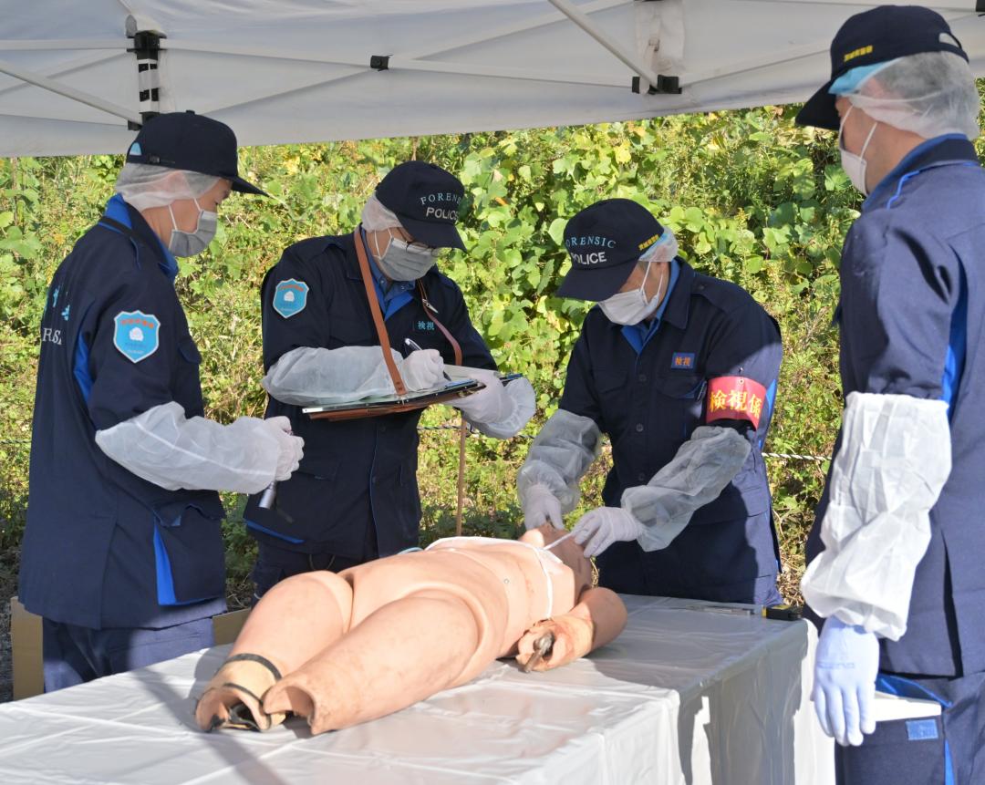 運び出された遺体の状態を調べる検視官ら=ひたちなか市新光町