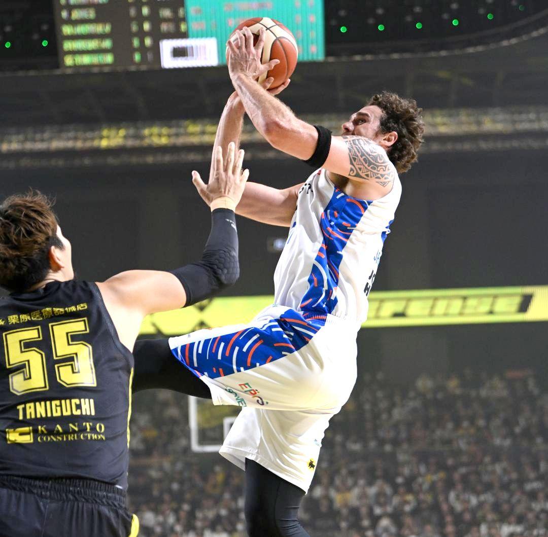 群馬-ロボッツ　第1クオーター、シュートを決めるロボッツのジェイコブセン(右)=オープンハウスアリーナ太田(©B.LEAGUE)