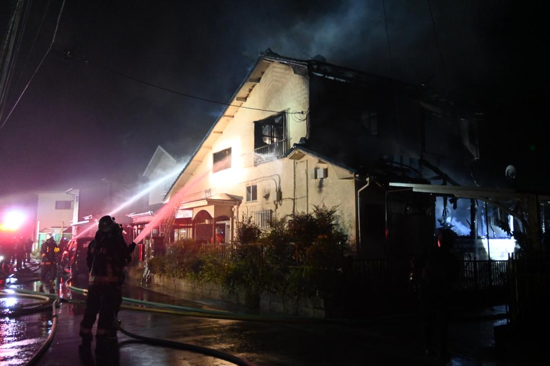 煙を上げる住宅=牛久市岡見町