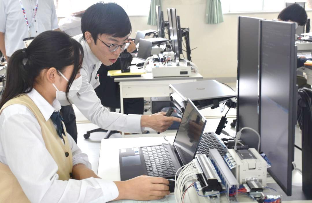 エンジニア(奥)から指導を受け、実習に取り組む県立つくばサイエンス高の生徒=つくば市谷田部