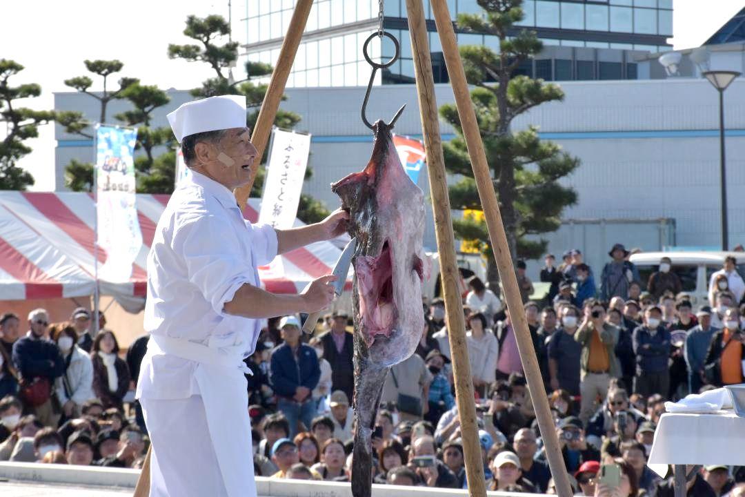 アンコウのつるし切りに見入る大勢の来場者=大洗町港中央