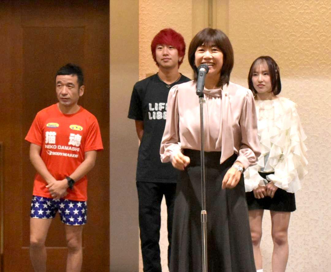 ひたちシーサイドマラソンの前日祭で意気込みを語る高橋尚子さん(中央前)らゲストランナー=日立市幸町