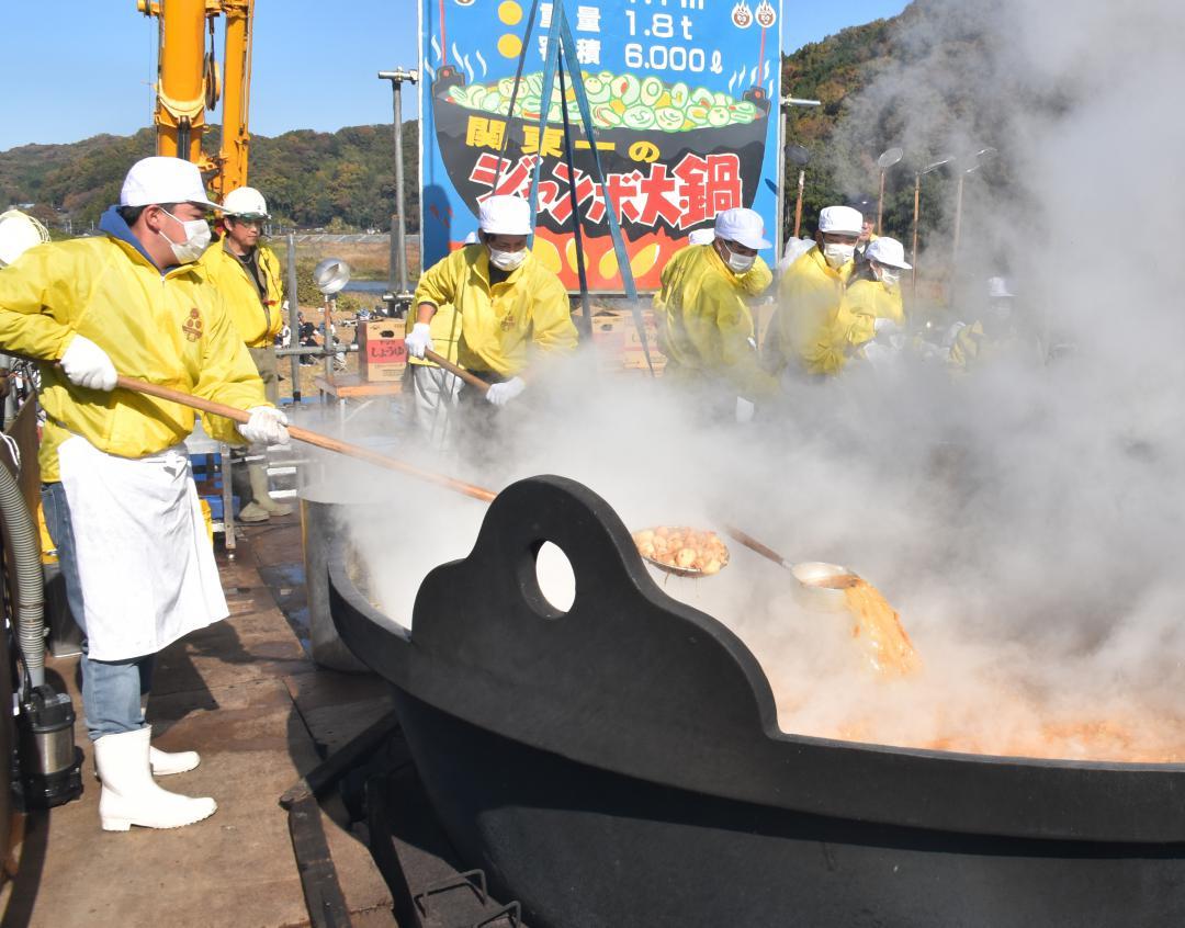 直径3.5ﾒｰﾄﾙの大鍋で地元の7つの食材をじっくり煮込んだ=常陸大宮市山方