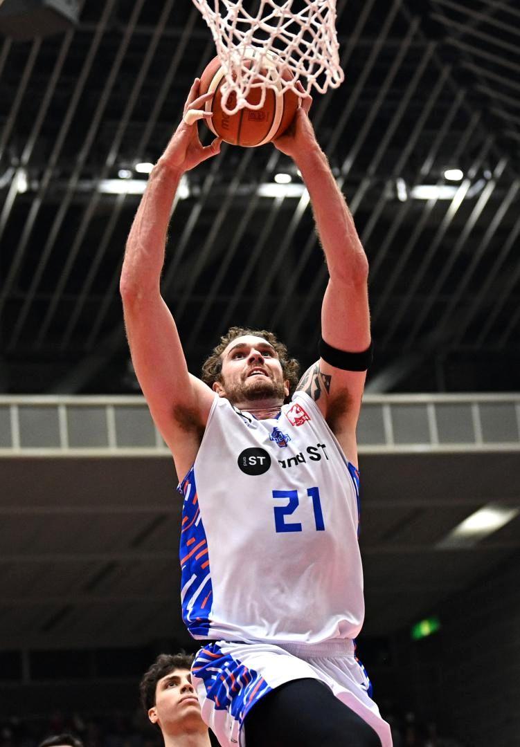 川崎-ロボッツ　第1クオーター、速攻からダンクシュートを決めるロボッツのジェイコブセン=東急ドレッセとどろきアリーナ(©B.LEAGUE)