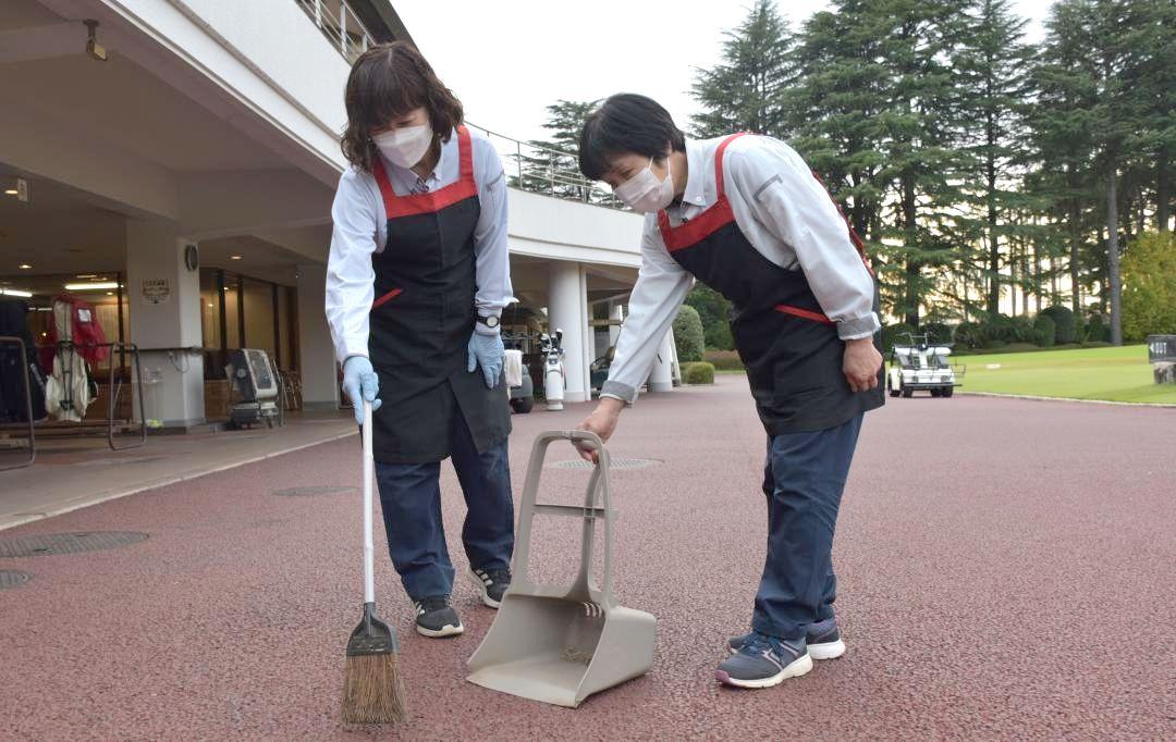 人手不足の中、ゴルフ場の清掃に追われる筑波カントリークラブの従業員=つくばみらい市高岡