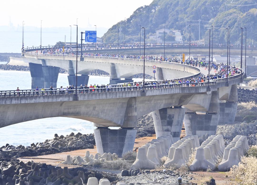 日立シーサイドロードを疾走する大勢のランナー=日立市旭町