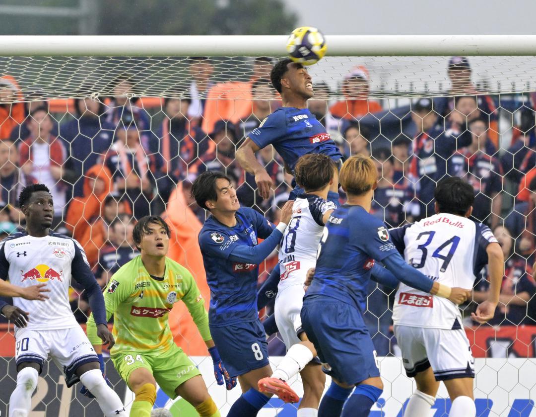 水戸-大宮　前半、相手CKをクリアする水戸・鷹啄(上)=9日、ケーズデンキスタジアム水戸